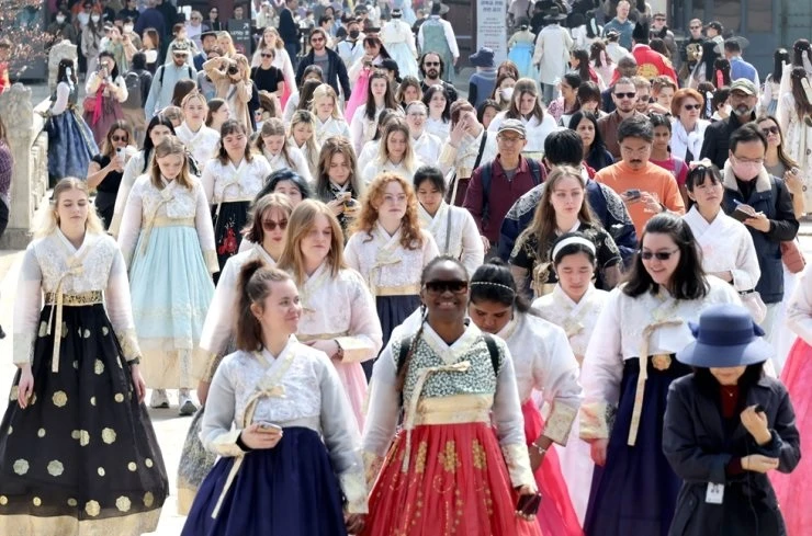 Người nước ngoài mặc hanbok, trang phục truyền thống của Hàn Quốc. (Nguồn: Yonhap)