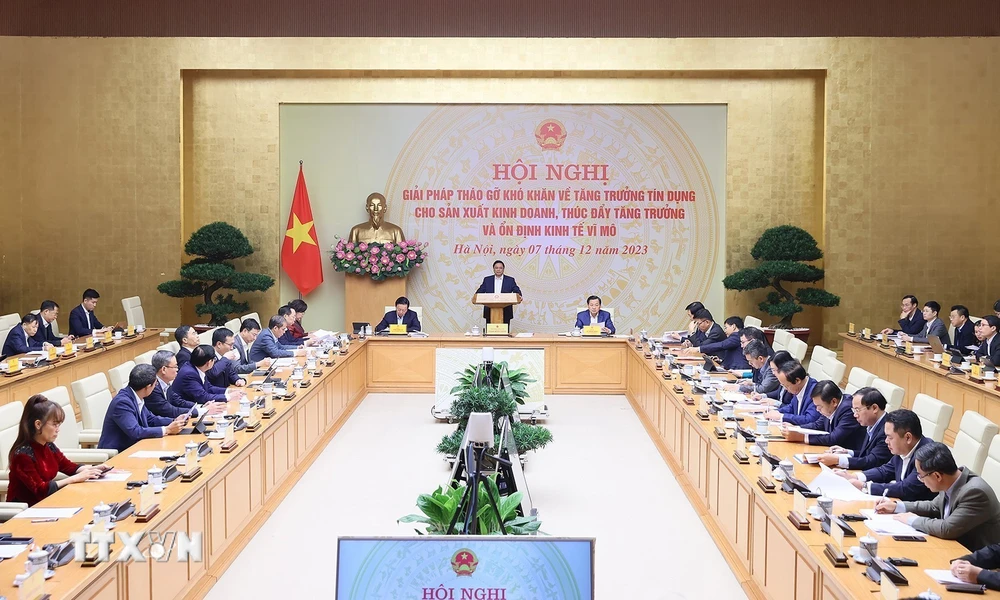 Thủ tướng chủ trì hội nghị bàn giải pháp tháo gỡ khó khăn về tín dụng để thúc đẩy sản xuất kinh doanh. (Ảnh: Dương Giang/TTXVN)