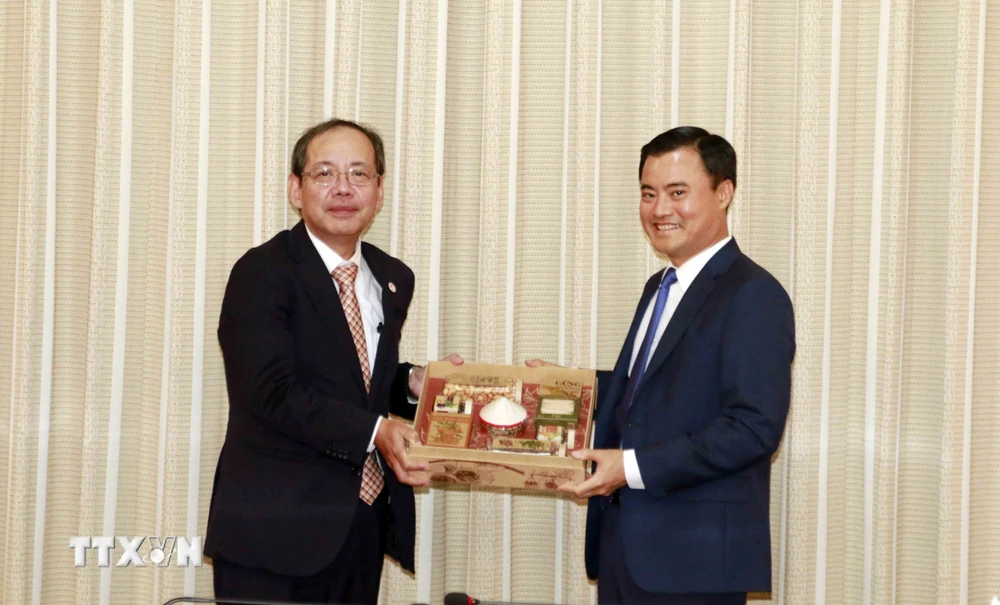 Ông Bùi Xuân Cường (phải), Phó Chủ tịch UBND Thành phố Hồ Chí Minh tiếp ông Uehara Atsushi (trái), Thứ trưởng Bộ Đất đai, Hạ tầng giao thông và Du lịch Nhật Bản. (Ảnh: Xuân Khu/TTXVN)