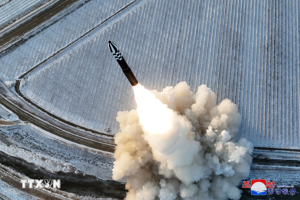 Tuyên bố chung được Mỹ, Nhật Bản và Hàn Quốc được đưa ra 3 ngày sau khi Triều Tiên phóng thử tên lửa đạn đạo xuyên lục địa (ICBM) Hwasong-18. (Ảnh: KCNA/TTXVN)