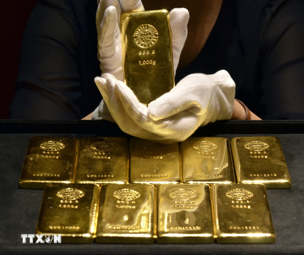 Vàng miếng được trưng bày tại một cửa hàng ở Tokyo, Nhật Bản. (Ảnh: AFP/TTXVN)