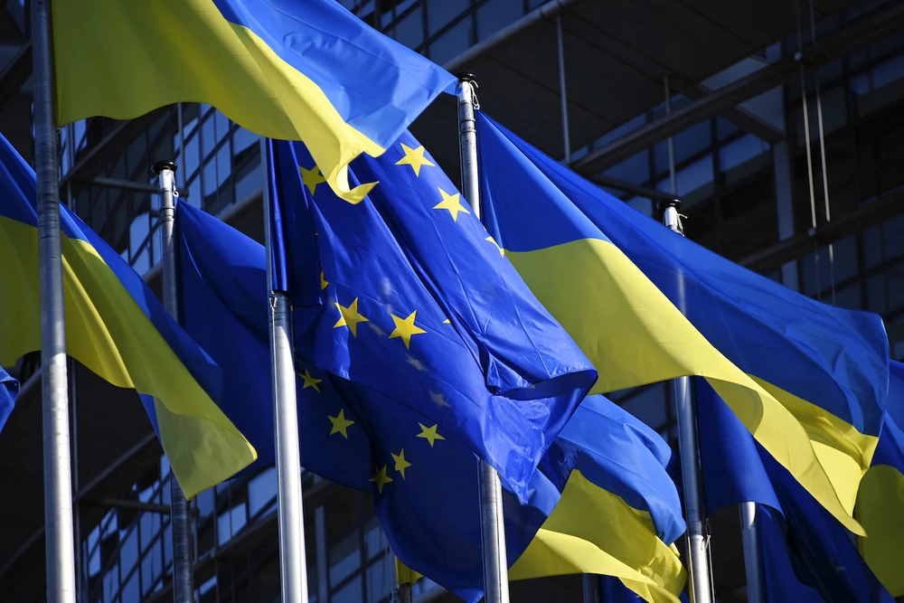 Cờ của Ukraine và EU. (Nguồn: AFP)