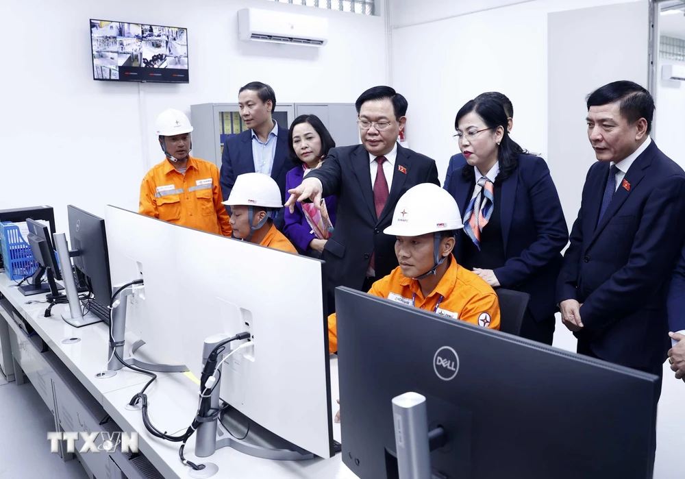 Chủ tịch Quốc hội Vương Đình Huệ thăm hỏi cán bộ, công nhân khu điều hành của Trạm biến áp 110 kV Định Hóa. (Ảnh: An Đăng/TTXVN)
