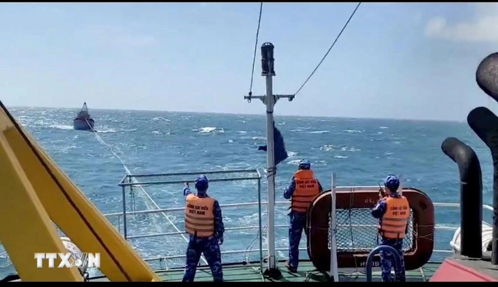Tàu Cảnh sát Biển 6008 lai dắt tàu cá gặp nạn về đảo Phú Quý (Bình Thuận). (Ảnh: TTXVN phát)