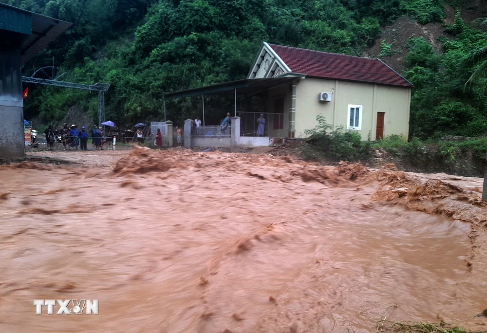 Nhiều nhà dân và các cơ quan đơn vị tại khối 1 thị trấn Mường Xén, huyện Kỳ Sơn (Nghệ An) bị chia cắt do nước lũ chảy xiết. (Ảnh: TTXVN)