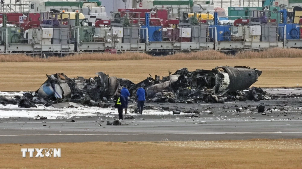 Máy bay của Hãng hàng không Japan Airlines cháy rụi sau vụ va chạm tại sân bay Haneda ở Tokyo, Nhật Bản, ngày 3/1/2024. (Ảnh: Kyodo/TTXVN)