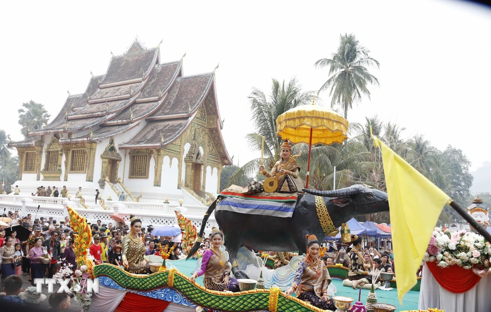 Nang Sangkhane Luang Prabang 2023 cùng đoàn rước đi giữa những con phố cổ nổi tiếng của Di sản Thế giới Luang Prabang. (Ảnh: Phạm Kiên/TTXVN)