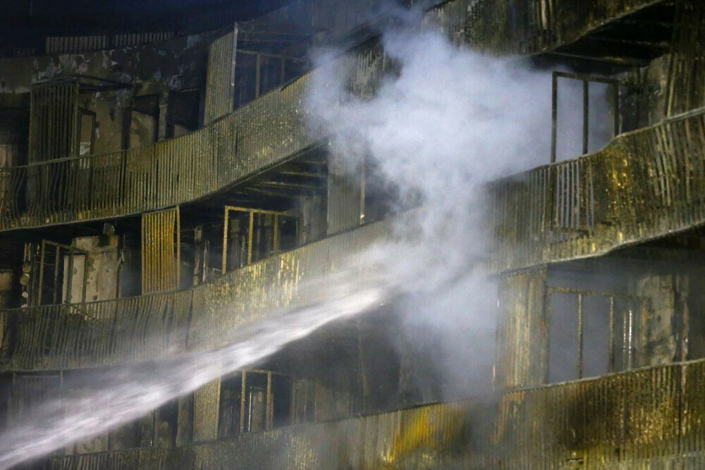 Lực lượng cứu hỏa nỗ lực dập đám cháy. (Ảnh minh họa: Reuters)