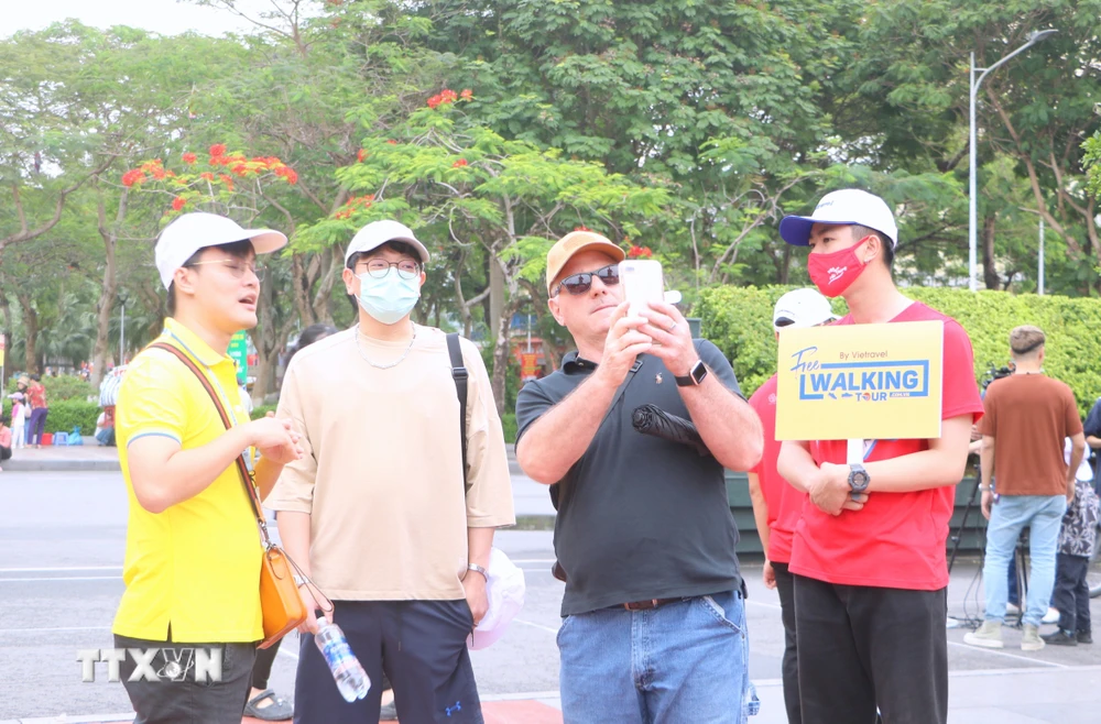 Khách nước ngoài thăm quan khu vực Tượng đài Nữ tướng Lê Chân trong buổi giới thiệu “Hải Phòng- Free Walking tour.” (Ảnh: Minh Thu/TTXVN)