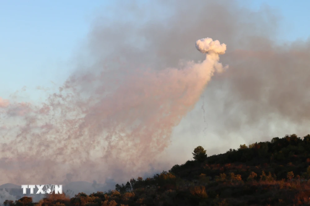 Khói bốc lên sau cuộc pháo kích của Israel nhằm vào làng Dhaira, miền Nam Liban ngày 16/10/2023. (Ảnh: AFP/TTXVN)