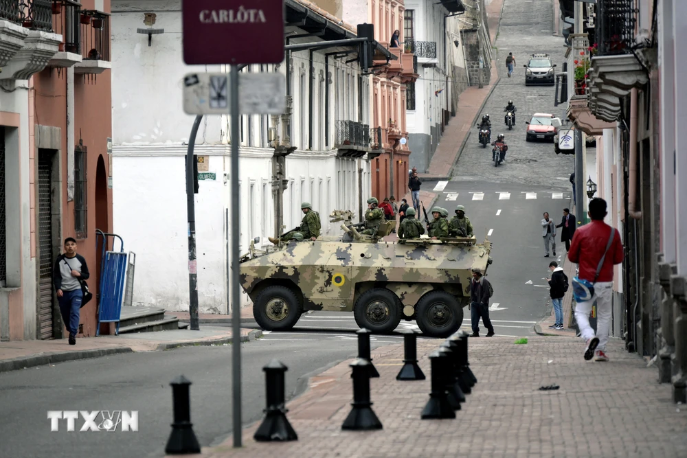 Lực lượng an ninh Ecuador tuần tra trên quảng trường và dinh Tổng thống ở Quito. (Ảnh: AFP/TTXVN)