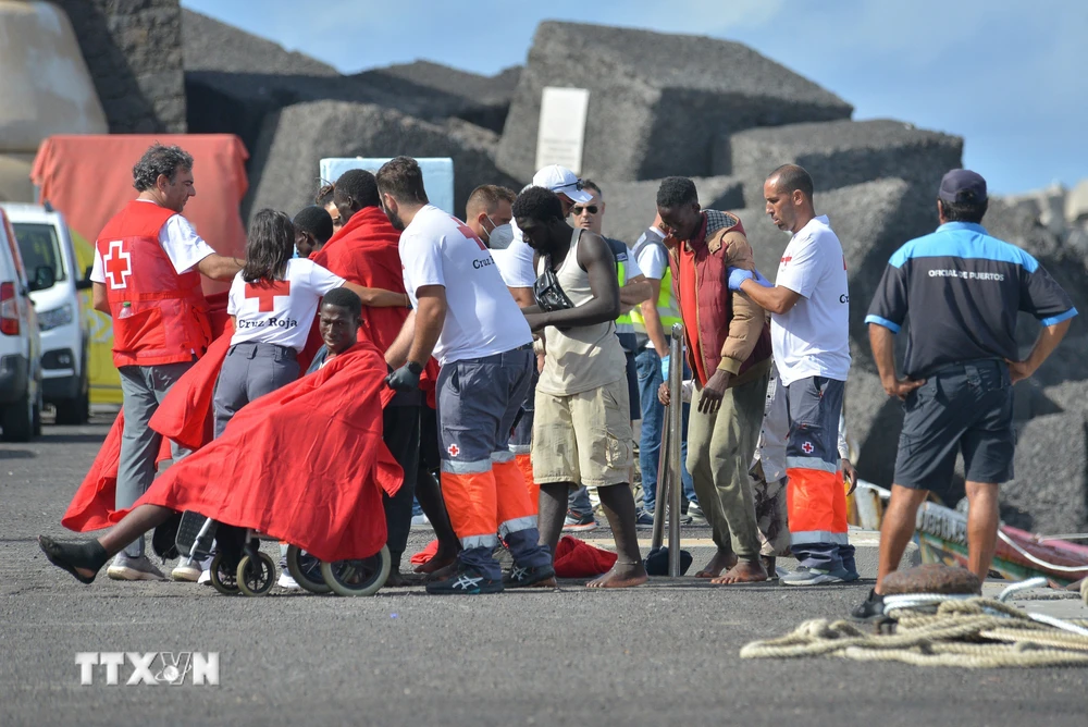 Nhân viên Chữ thập đỏ hỗ trợ người di cư cập cảng La Restinga ở El Hierro thuộc quần đảo Canary, Tây Ban Nha, ngày 31/10/2023. (Ảnh: AFP/TTXVN)