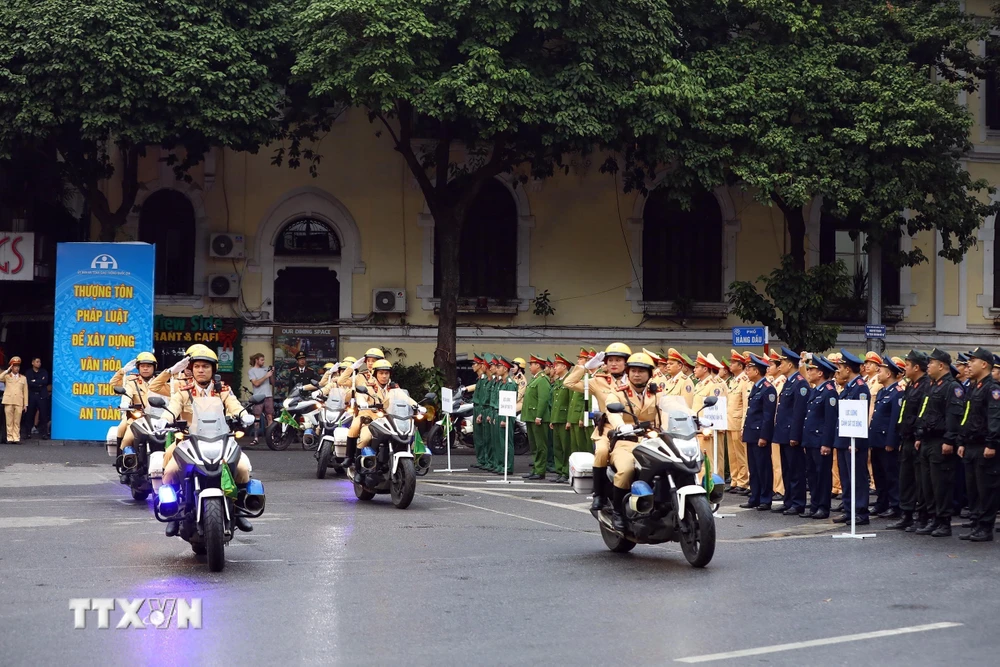 Lực lượng Cảnh sát Giao thông ra quân Năm An toàn Giao thông 2024 và đợt cao điểm bảo vệ trật tự, ATGT Tết Nguyên đán Giáp Thìn và Lễ hội Xuân năm 2024. (Ảnh: Huy Hùng/TTXVN)