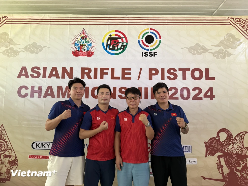 Ba xạ thủ giành huy chương Bạc nội dung súng ngắn bắn nhanh 25m Nam cùng Huấn luyện viên trưởng Park Chung Gun ngay sau khi biết kết quả. (Ảnh: Đỗ Quyên/Vietnam+)