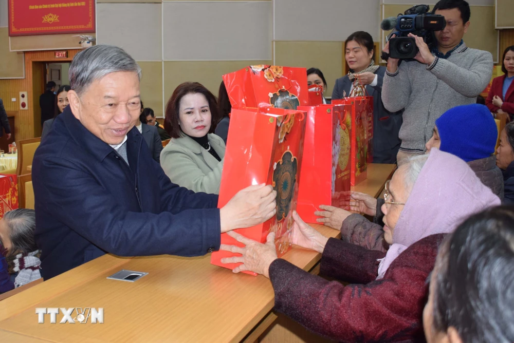 Bộ trưởng Bộ Công an Tô Lâm tặng quà Tết cho các gia đình chính sách, hộ nghèo, công nhân lao động trên địa bàn tỉnh Hưng Yên. (Ảnh: Mai Ngoan/TTXVN)