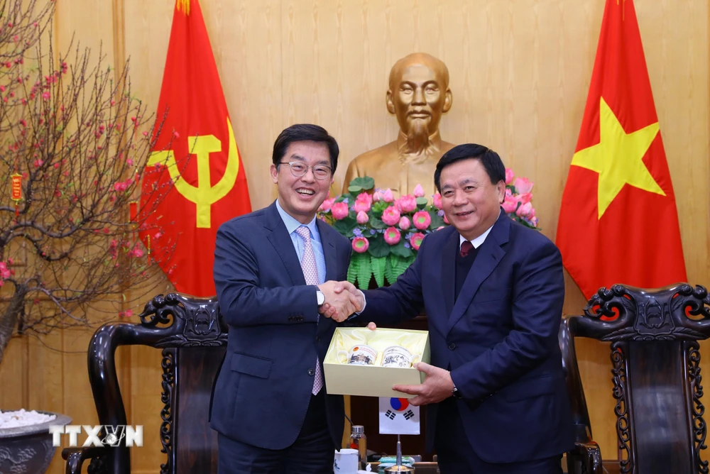 GS, TS Nguyễn Xuân Thắng tặng quà ông Park Cheol-hee, Giám đốc Học viện Ngoại giao Hàn Quốc. (Ảnh: Văn Điệp/TTXVN)