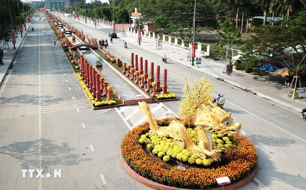 Con đường gốm và hoa xuân Giáp Thìn của tỉnh Vĩnh Long sử dụng trên 2.000 sản phẩm gốm đỏ các loại của địa phương sản xuất. (Ảnh: Lê Thúy Hằng/TTXVN)