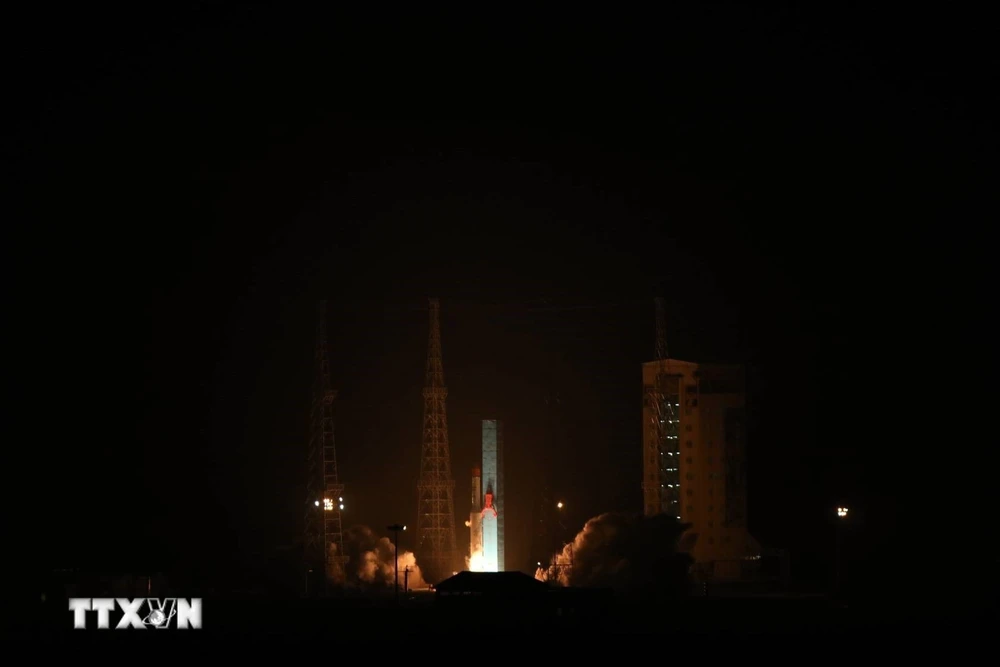 Tên lửa đẩy 2 tầng Simorgh mang theo 3 vệ tinh rời bệ phóng tại địa điểm không xác định ở Iran ngày 28/1/2024. (Ảnh: AFP/TTXVN)