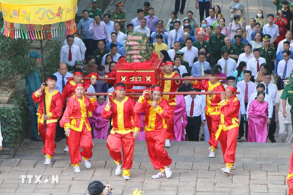 Nghi thức dâng bánh tét lên Quốc tổ Hùng Vương. (Ảnh: Thanh Vũ/TTXVN)