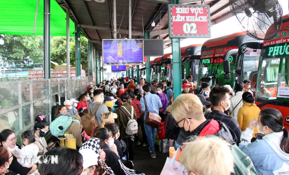 Tấp nập bến xe Thành phố Hồ Chí Minh ngày cận Tết