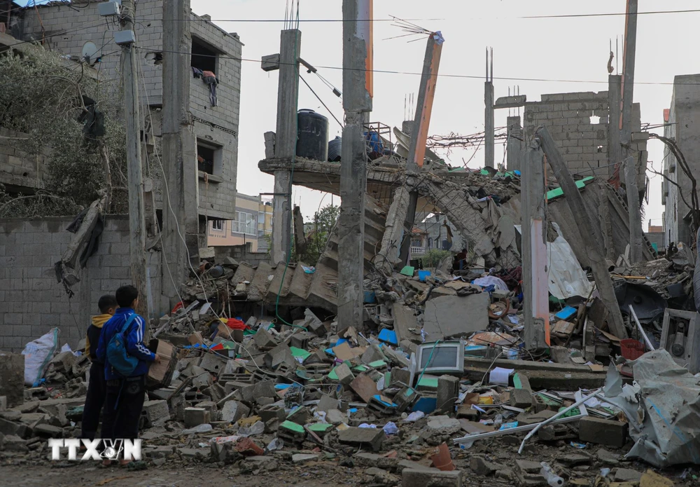 Một tòa nhà bị phá hủy sau cuộc không kích của Israel xuống Dải Gaza ngày 27/1/2024. (Ảnh: THX/TTXVN)