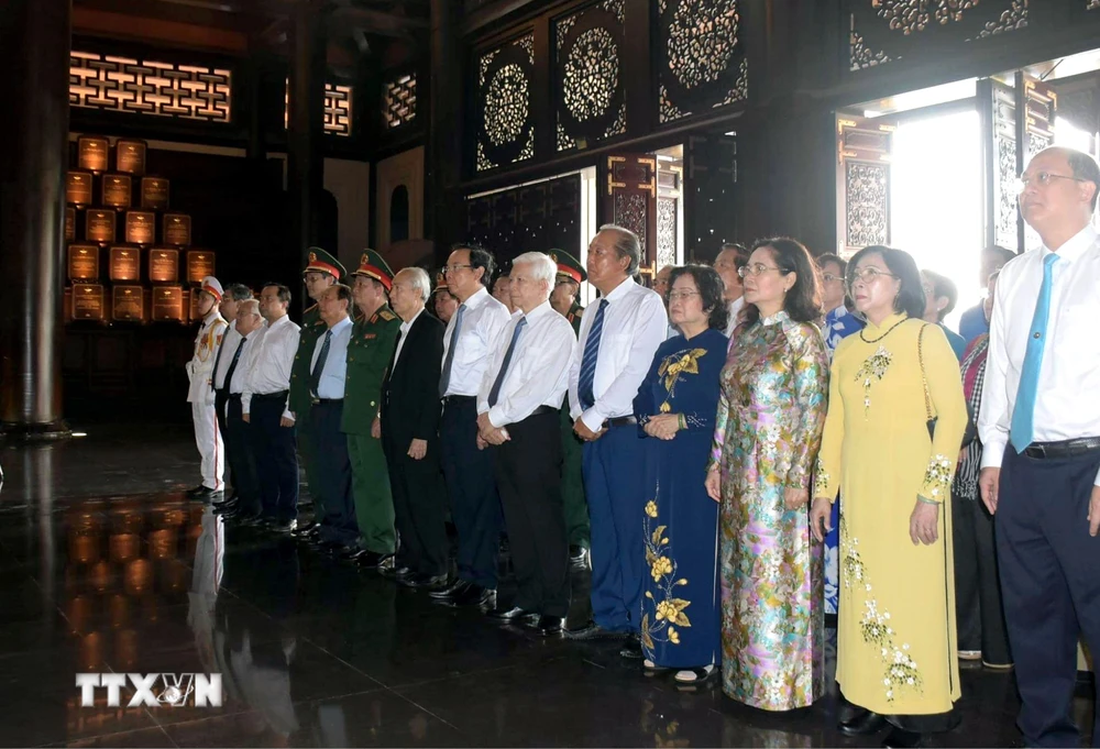 Ủy viên Bộ Chính trị, Bí thư Thành ủy Thành phố Hồ Chí Minh Nguyễn Văn Nên cùng các đồng chí nguyên lãnh đạo Đảng, nhà nước dự Lễ dâng hương, dâng hoa tại Đền tưởng niệm Khu lịch sử truyền thống cách mạng Sài Gòn-Chợ Lớn-Gia Định (ấp Phú Hiệp, xã Phú Mỹ Hưng, huyện Củ Chi). (Ảnh: TTXVN)