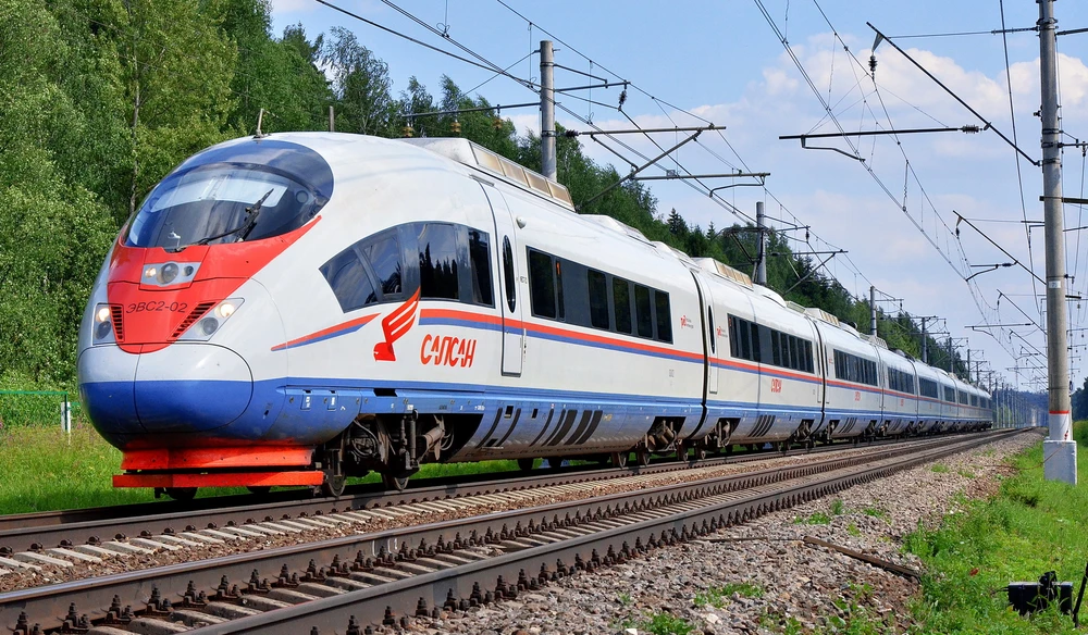 Tàu cao tốc trên đường sắt từ Moskva tới St.Petersburg.