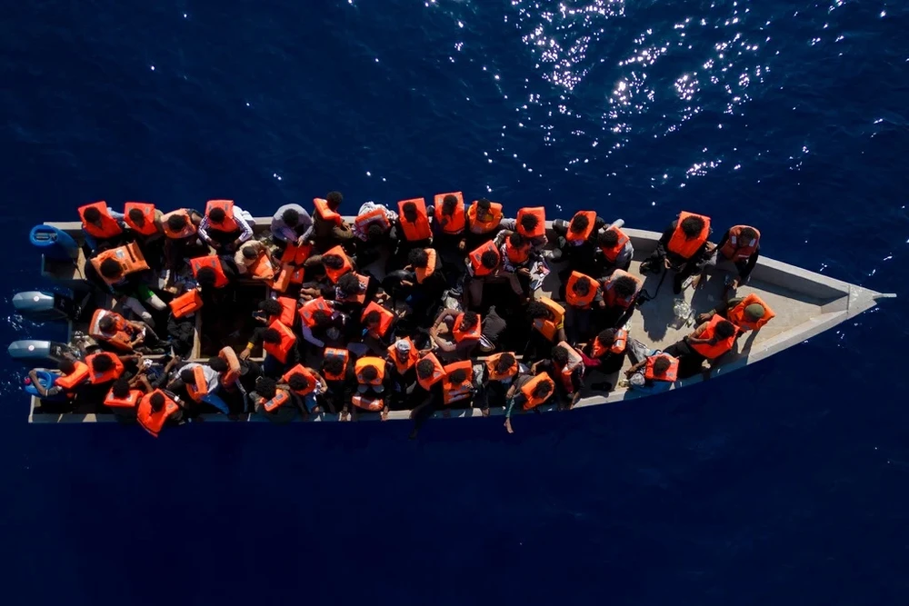 Người di cư vượt vùng biển Trung Địa Trung Hải. (Ảnh minh họa: AP)