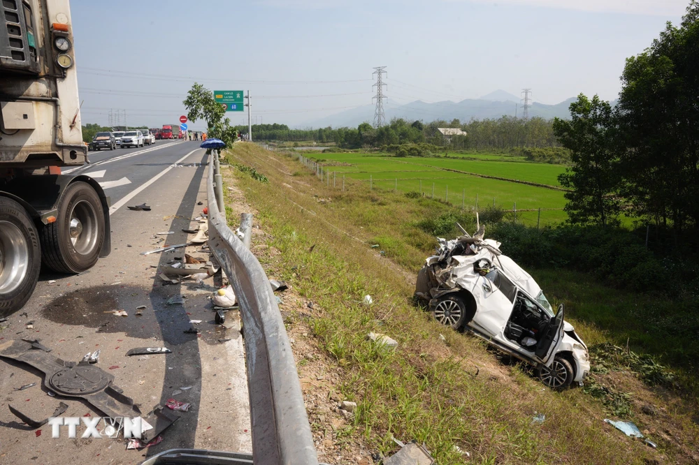 Hiện trường vụ tai nạn xảy ra trên cao tốc Cam Lộ-La Sơn ngày 18/2. (Ảnh: TTXVN phát)