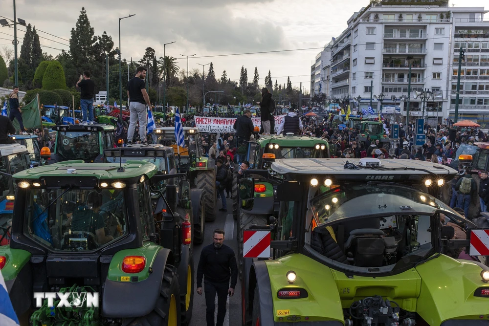 Nông dân Hy Lạp biểu tình kêu gọi hỗ trợ tài chính tại thủ đô Athens ngày 20/2/2024. (Ảnh: THX/TTXVN)