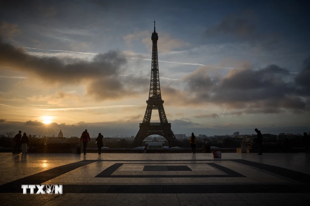 Tháp Eiffel tại Paris, Pháp đóng cửa ngày 19/2/2024. (Ảnh: AFP/TTXVN)