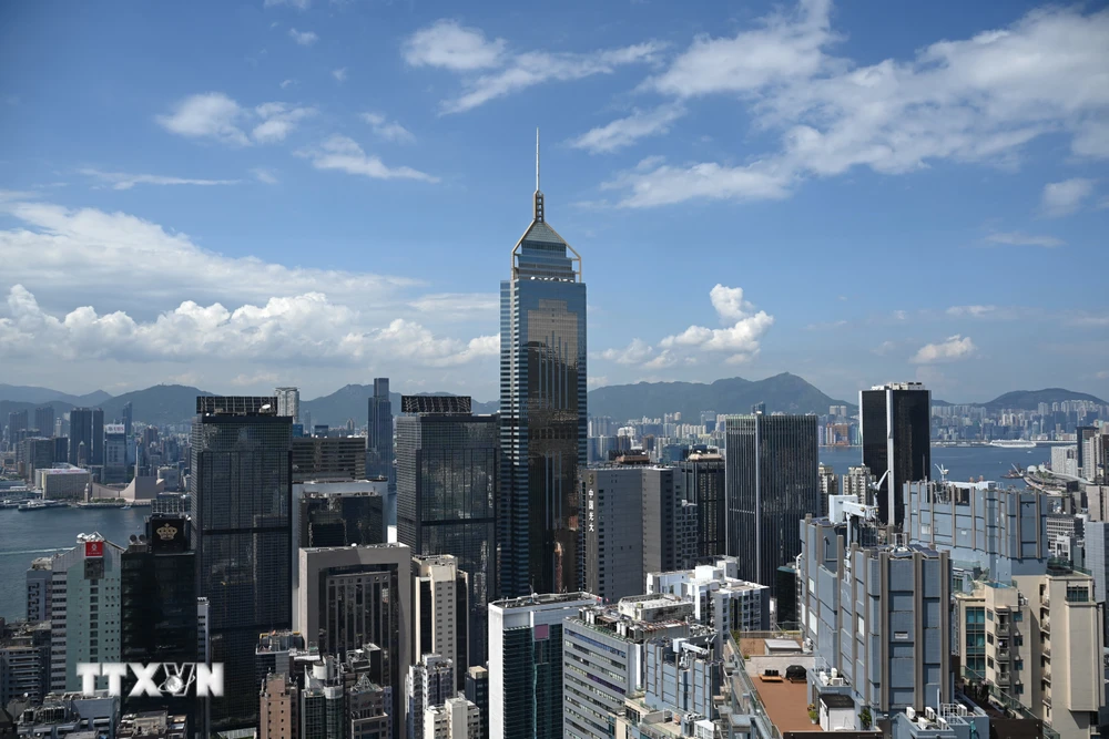 Các tòa tháp ở Hong Kong, Trung Quốc ngày 9/8/2023. (Ảnh: AFP/TTXVN)