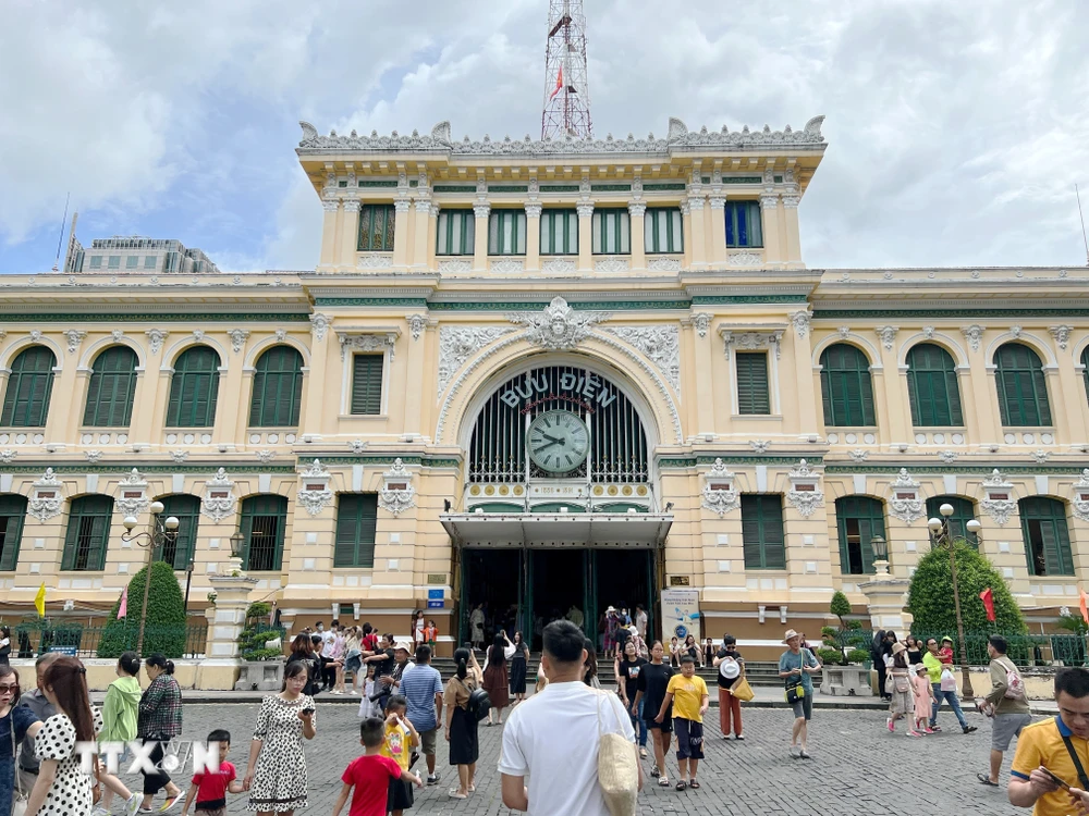 Đông đảo khách tham quan tại khu vực Bưu điện Thành phố Hồ Chí Minh. (Ảnh: Thu Hương/TTXVN)