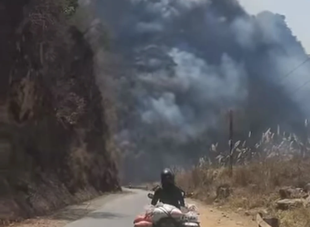Cháy khu rừng lau lách tại huyện Thuận Châu, Sơn La. (Ảnh: TTXVN phát)