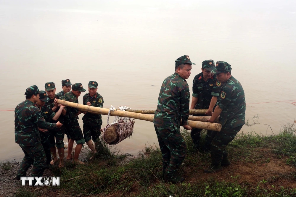 Lực lượng công binh tỉnh Hưng Yên di dời quả bom về nơi hủy nổ. (Ảnh: Đinh Văn Nhiều/TTXVN)