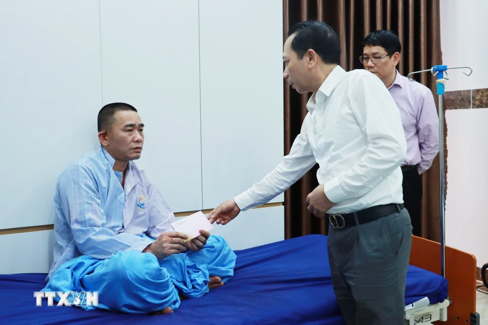 Phó Chủ tịch UBND tỉnh Hà Giang Trần Đức Quý thăm hỏi, trao quà hỗ trợ của tỉnh Hà Giang cho nạn nhân đang điều trị tại các bệnh viện của tỉnh Tuyên Quang. (Ảnh: TTXVN phát)