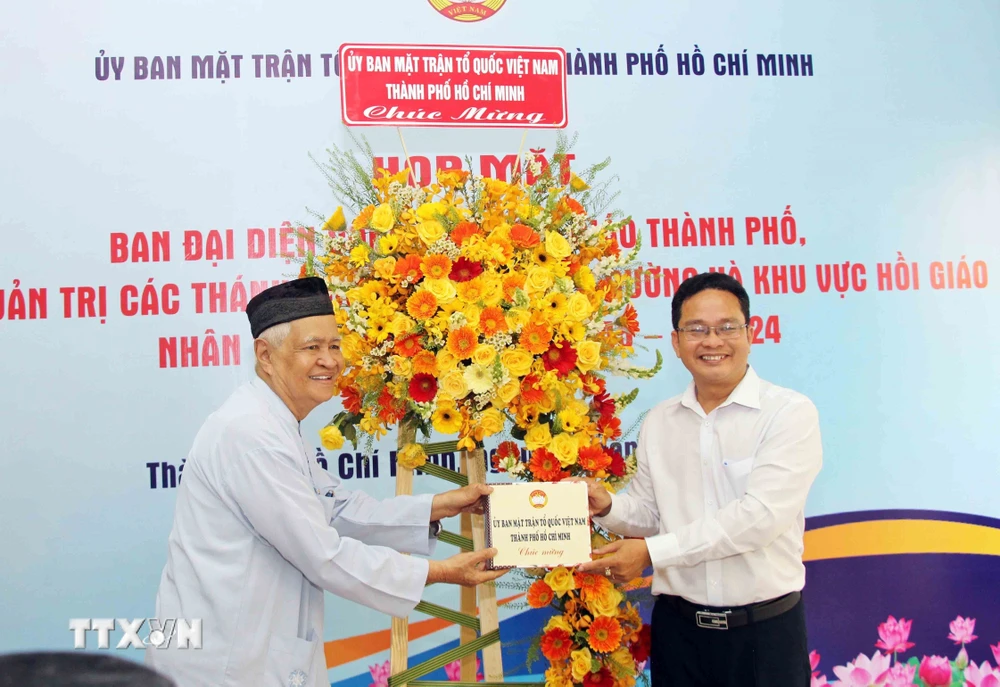 Ông Phạm Minh Tuấn (phải), Phó Chủ tịch Ủy ban MTTQ Việt Nam Thành phố Hồ Chí Minh trao quà cho Ban đại diện Cộng đồng Hồi giáo Thành phố. (Ảnh: Xuân Khu/TTXVN)