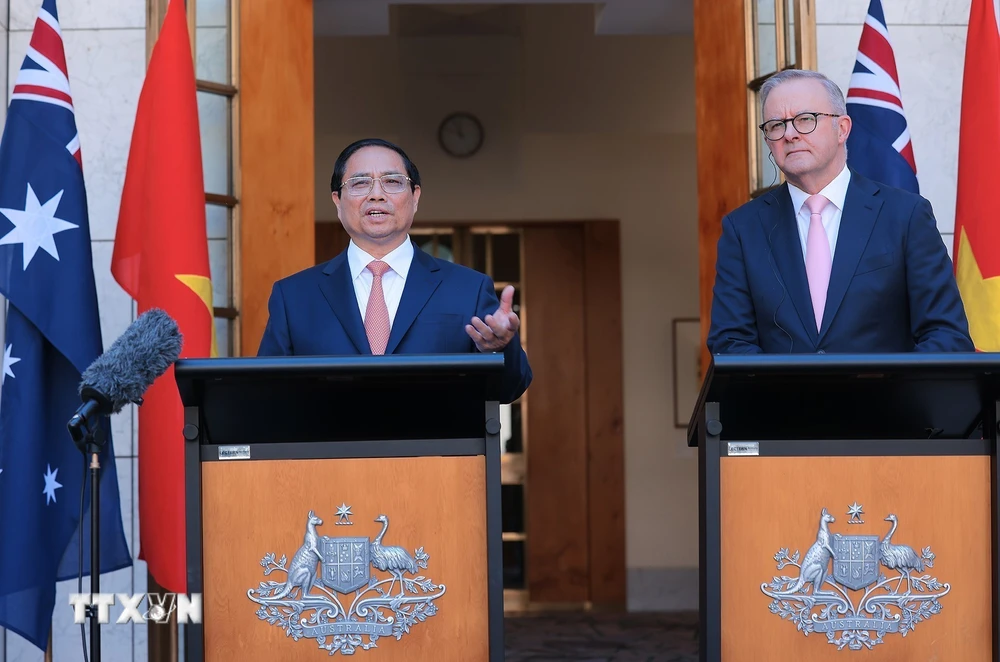 Thủ tướng Phạm Minh Chính và Thủ tướng Anthony Albanese gặp gỡ báo chí và công bố thiết lập quan hệ Đối tác Chiến lược toàn diện Việt Nam-Australia. (Ảnh: Dương Giang/TTXVN)