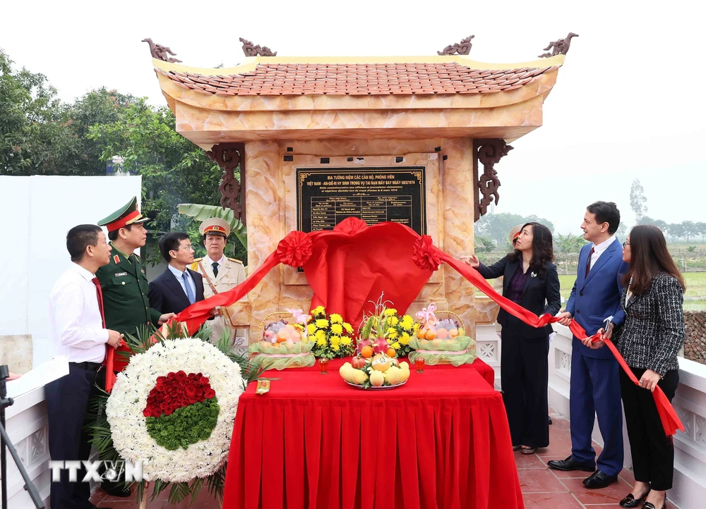 Các đại biểu thực hiện nghi thức khánh thành bia tưởng niệm. (Ảnh: An Đăng/TTXVN)