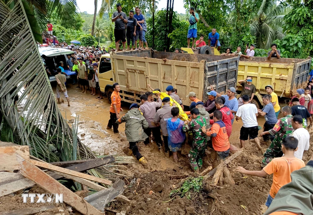 Lực lượng cứu hộ chuyển thi thể một nạn nhân sau lũ lụt và lở đất ở huyện Padang Pariaman, Tây Sumatra, Indonesia ngày 8/3/2024. (Ảnh: THX/TTXVN)