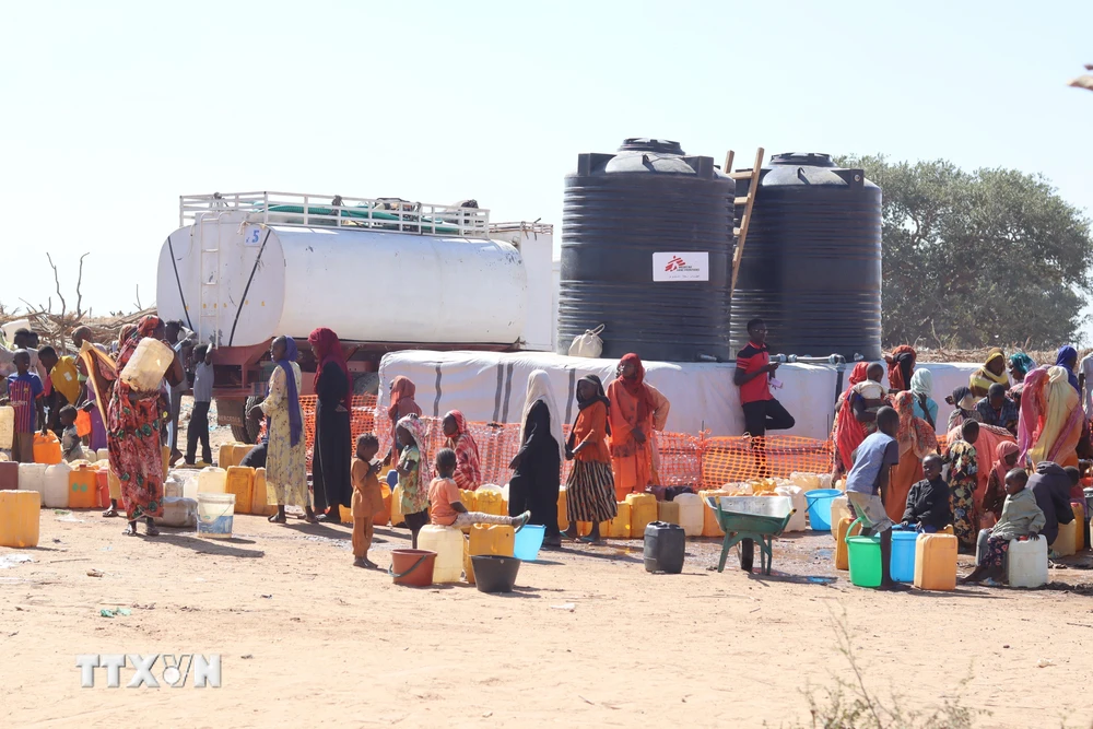 Người tị nạn Sudan sơ tán tránh xung đột sang Adre, Cộng hòa Chad ngày 7/12/2023. (Ảnh: AFP/TTXVN)