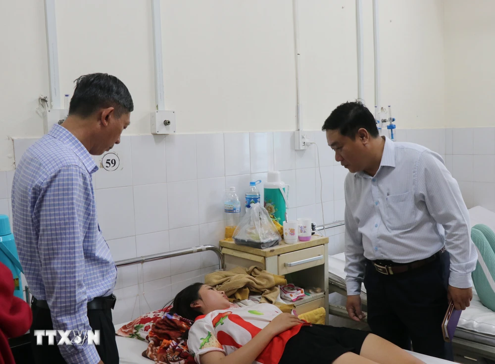 Ông Trịnh Ngọc Hiệp, Phó Giám đốc sở Y tế tỉnh Khánh Hòa thăm hỏi bệnh nhân đang điều trị tại Bệnh viện Đa khoa tỉnh Khánh Hòa. (Ảnh: Phan Sáu/TTXVN)