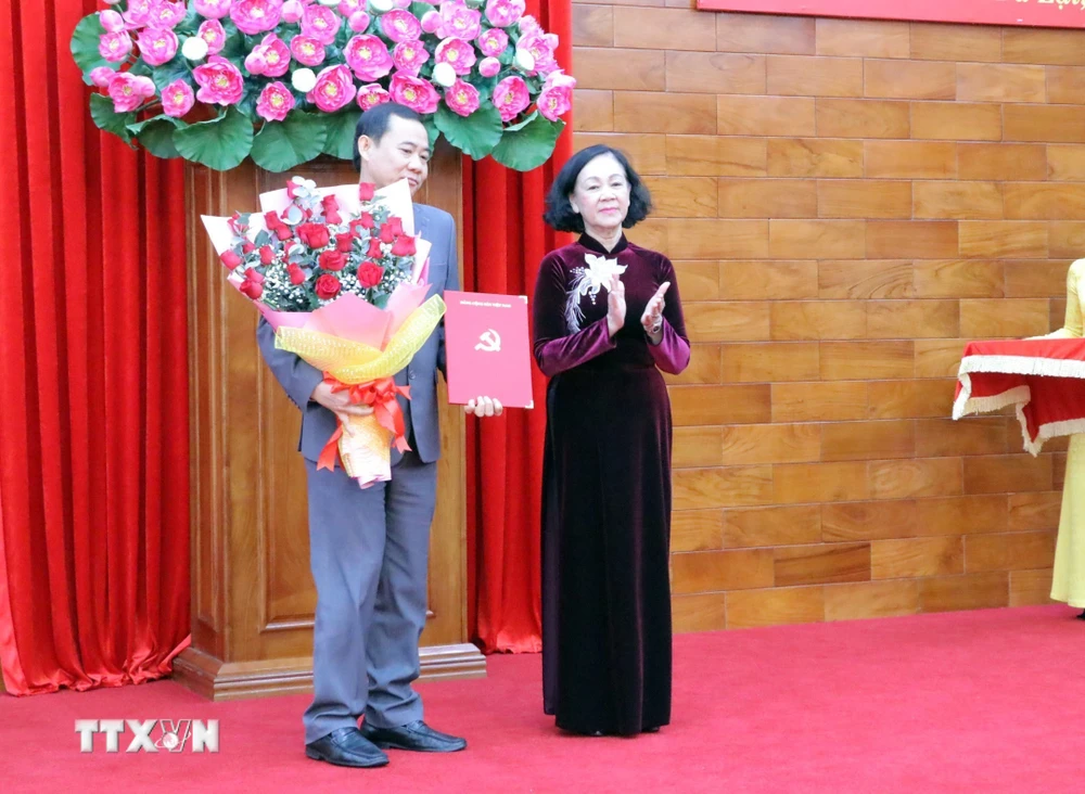 Trưởng Ban Tổ chức Trung ương Trương Thị Mai trao nhiệm vụ cho Quyền Bí thư Tỉnh ủy Lâm Đồng. (Ảnh: Chu Quốc Hùng/TTXVN)