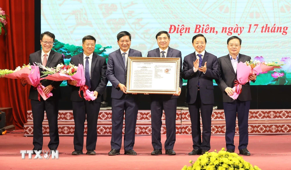 Phó Thủ tướng Trần Hồng Hà trao Quyết định công bố Quy hoạch tỉnh Điện Biên cho lãnh đạo tỉnh Điện Biên. (Ảnh: Trung Kiên/TTXVN)