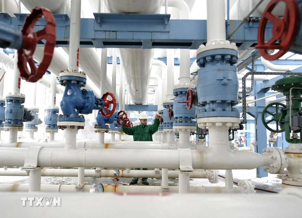 Công nhân kiểm tra hệ thống đường ống dẫn khí đốt. (Ảnh minh họa: AFP/TTXVN)
