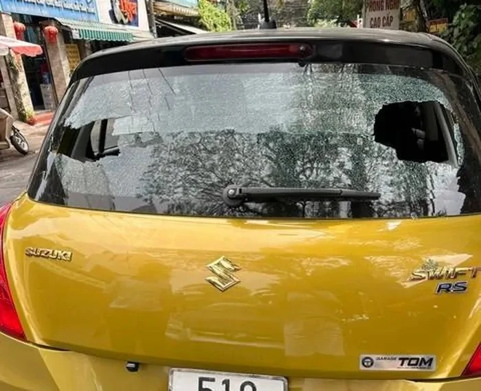 Ôtô của người dân bị bi sắt bắn trúng làm vỡ kính. (Nguồn: Báo Công an Thành phố Hồ Chí Minh)