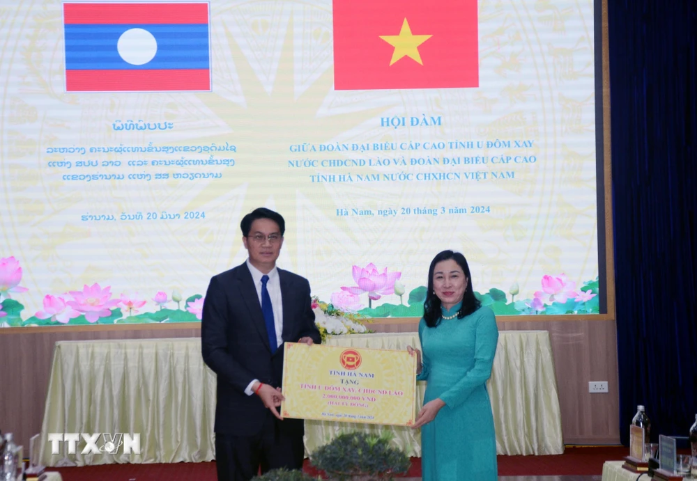 Tỉnh Hà Nam hỗ trợ tỉnh Oudomxay 2 tỷ đồng. (Ảnh: Thanh Tuấn/TTXVN)