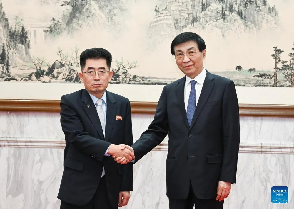 Ông Vương Hỗ Ninh (phải) tiếp ông Kim Song Nam. (Nguồn: Xinhua)