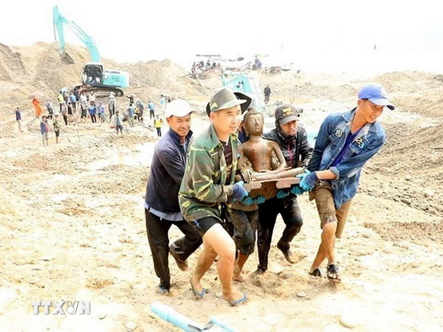 Một pho tượng lớn bằng đồng được tìm thấy ở huyện Tonpheung, tỉnh Bokeo (Bắc Lào). (Ảnh: TTXVN phát)