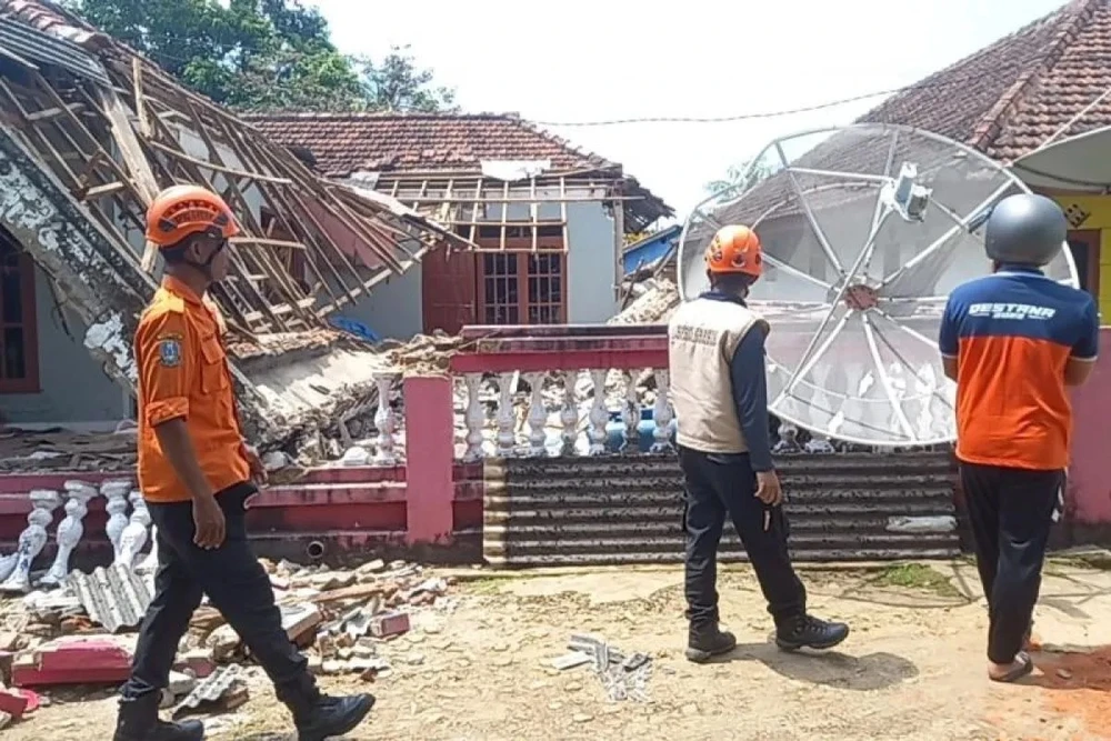 Động đất gây nhiều thiệt hại về cơ sở hạ tầng khu vực đảo Bawean. (Nguồn: Antara News)
